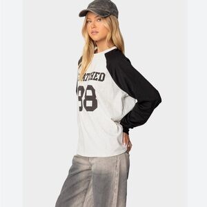 Edikted Monochrome V-Neck Tee